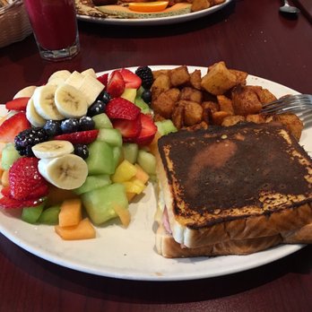 Le Wake & Bacon - L'éveil : pains dorés avec jambon oeuf et fromage à l'intérieur, pommes de terre et fruits frais. - Breakfast & Brunch Near Me - Laval, Quebec
