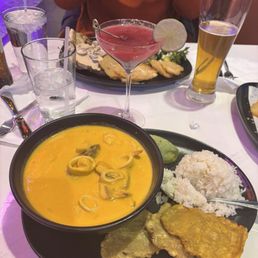 Cazuela Mariscos, dragon fruit margarita, combinado antioqueño y cerveza club Colombia dorada
