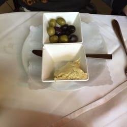 Food Garden Restaurant - Unbestellte Vorspeise mit Brot aus Eigenherstellung