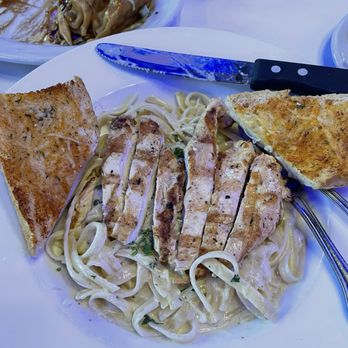 Chessie's Restaurant - Chicken Alfredo side of garlic bread - American Near Me - Barrington, Illinois