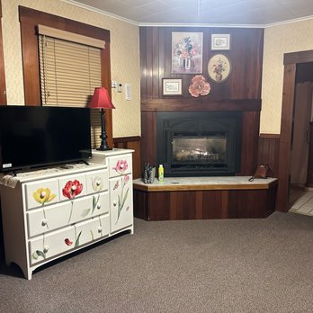 Miranda Gardens Resort - Cabin 6. Looked true to the pictures - enjoyable! - Resorts Near Me - Miranda, California