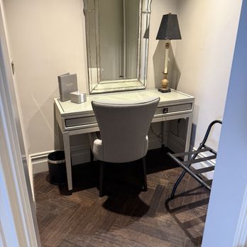 Victoria House Hotel - Desk area -rm 212 - Hotels Near Me - Killarney, Kentucky