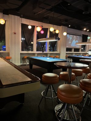 Continental Pool Lounge by null