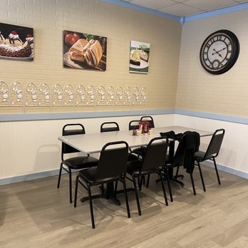 Gr8 Bites - a table and chairs in a restaurant - Sandwiches Near Me - Hilton Head Island, South Carolina