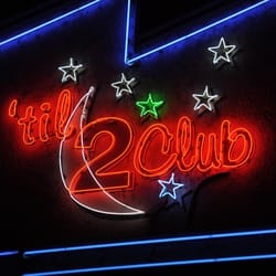 Til-2 Club - Cool neon lit up at night