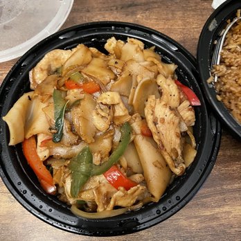 Buuz Thai Eatery - Drunken Noodles - Thai Near Me - Arlington, Virginia