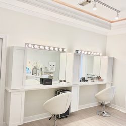 The Pure Box Beauty - Makeup stations