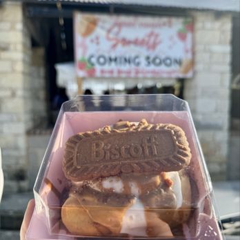 Berry Yummy Sweets - Biscoff cinnamon roll - Chocolatiers & Shops Near Me Berry Yummy Sweets - Biscoff cinnamon roll - Chocolatiers & Shops Near Me