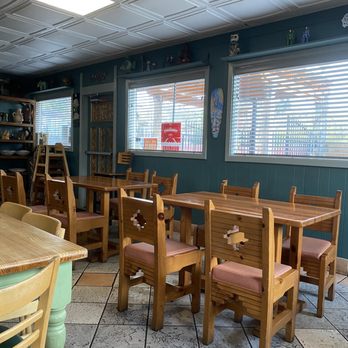 Ubon Thai Kitchen - Interior seating near entrance - Thai Near Me - Eugene, Oregon