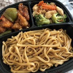 Hy-Vee - General tso chicken was really good, chicken and broccoli, and lo mein