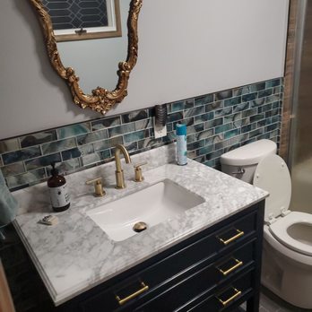 High Street Guesthouse - Downstairs bath with full shower - Guest Houses Near Me - Jim Thorpe, Pennsylvania High Street Guesthouse - Downstairs bath with full shower - Guest Houses Near Me - Jim Thorpe, Pennsylvania