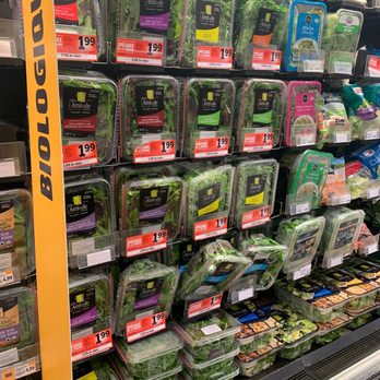 Metro - a display of fresh vegetables in a grocery store - Grocery Near Me - Montreal, Quebec