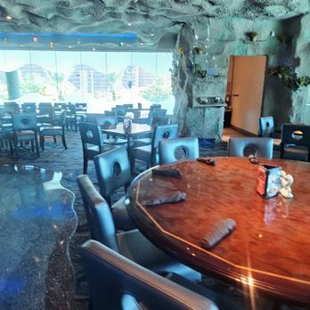 Aquarium Restaurant - Indoor dining - Seafood Near Me - Houston, Texas