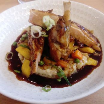 Umami Kitchen - Suprême de pintade mariné aux épices, cuit en deux façons, jus laqué au curry, risotto crémeux, origan et parmesan - French Near Me - Angers, 49