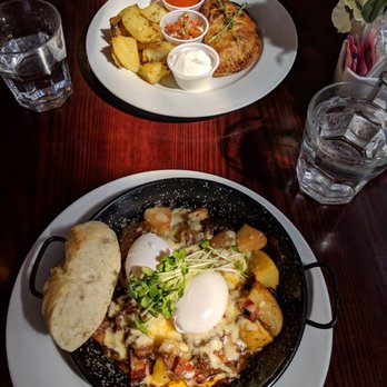 Brambles Bistro - Short rib skillet (~17$, great) and the handpot(?) pie with extra potatoes (~ 12$, the pie was nothing special but sauces were good) - Coffee & Tea Near Me - Abbotsford, British Columbia