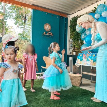 Enchanted Characters - Elsa with birthday girl - Party Characters Near Me Enchanted Characters - Elsa with birthday girl - Party Characters Near Me