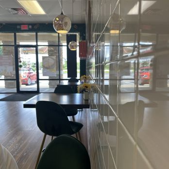 Jugo - Seating - Juice Bars & Smoothies Near Me - Westchester, Ohio
