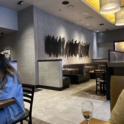 Cooper’s Hawk Winery & Restaurant - Interior decoration