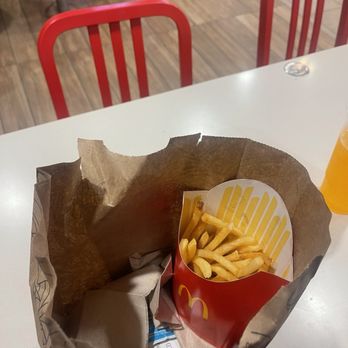 McDonald's - The collaborators are abusive and don't even pay attention to the service and the big fries seem to be the small ones - Burgers Near Me - Knoxville, Illinois McDonald's - The collaborators are abusive and don't even pay attention to the service and the big fries seem to be the small ones - Burgers Near Me - Knoxville, Illinois