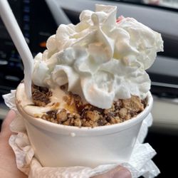 Treats &'tiques - Peanut butter cup sundae, size small