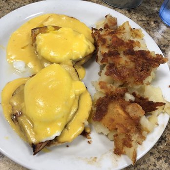 Carolyn's Cafe - Eggs Benedict were so delicious and the hash browns had a nice light crunch to them - Breakfast & Brunch Near Me - Redlands, California