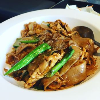 Pearl Thai Eatery - Pad See Ew with Chicken - Thai Near Me - Pasadena, California Pearl Thai Eatery - Pad See Ew with Chicken - Thai Near Me - Pasadena, California