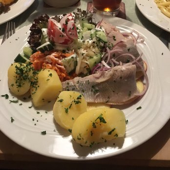 Reichenbrander Bräustübl - Matjesfilet auf Apfelscheiben mit Kartoffeln und Salat - German Near Me - Chemnitz, SN Reichenbrander Bräustübl - Matjesfilet auf Apfelscheiben mit Kartoffeln und Salat - German Near Me - Chemnitz, SN