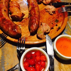 Armazém Terra Mineira - Linguiça defumada, geleia de pimenta e biquinho, acompanhados de cerveja de trigo
