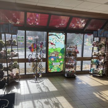 Fiddler’s - Inside gift shop where they sell local artisans artwork and crafts. - Comfort Food Near Me - Hillsville, Virginia