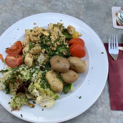 Restaurant Jägerhof - Vegetarisches Abendessen Rührei mit Spargel und Kartoffeln mit Salat