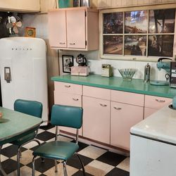 Memory Den Antique Mall - Cool kitchen