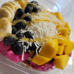D’Todo Natural - Delicius Dragon Fruit And Passion Fruit top with fresh Bananas/mango/blueberries/Coconuts   Made at the moment you Order It..