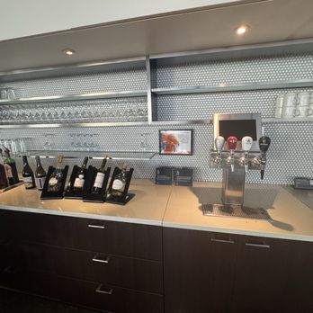 Air Canada Maple Leaf Lounge - Wine and beer - Airport Lounges Near Me - Mississauga, Ontario