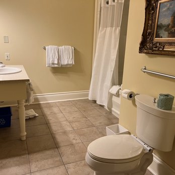 Riverbend Inn - Enormous bathroom - Hotels Near Me - Niagara-on-the-lake, Ontario Riverbend Inn - Enormous bathroom - Hotels Near Me - Niagara-on-the-lake, Ontario