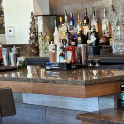 Another Broken Egg Cafe - Can't see bread crumbs all over the bar.