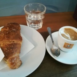 Nabil Bar - Cornetto integrale con miele + caffè macchiato: ottimi!