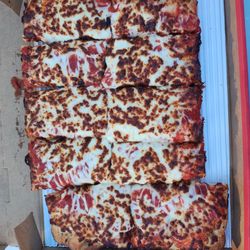 Papa's Pizza To Go - Deep dish extra sauce and extra cheese pizza... ironically served without the extra sauce or the extra cheese and burnt.