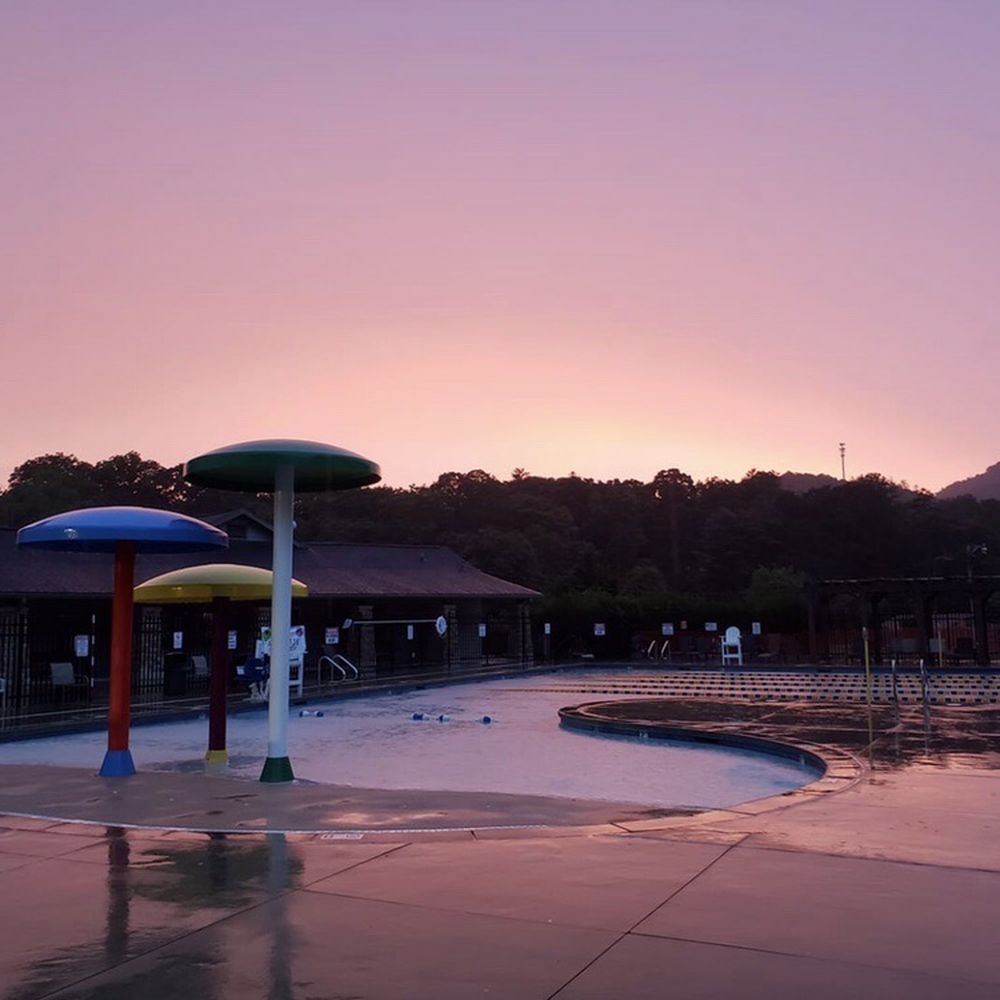 Lake Tomahawk Park - Zero depth Community pool with a small splash park section with lap lanes - Parks Near Me - Black Mountain, North Carolina Lake Tomahawk Park - Zero depth Community pool with a small splash park section with lap lanes - Parks Near Me - Black Mountain, North Carolina