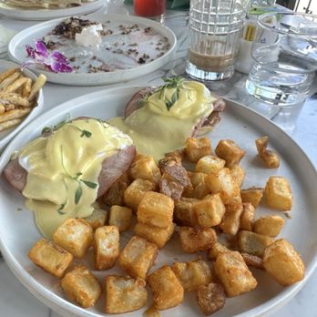 Sunny's - Eggs Benedict - Breakfast & Brunch Near Me - Boerne, Texas