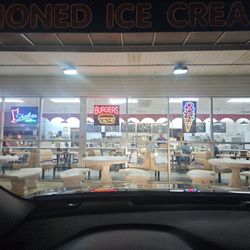 Ye Ole Fashioned Ice Cream & Sandwich Cafe - Front entrance