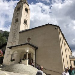 Societa Guide Alpine Courmayeur - The building is across from the iconic church