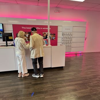 T-Mobile - Assisting Senior Citizens - Mobile Phones Near Me - Reseda, California T-Mobile - Assisting Senior Citizens - Mobile Phones Near Me - Reseda, California