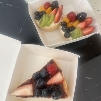 Carlota Home Bakery - Berry cheesecake and fruit tart - Bakeries Near Me - Playa del Carmen, ROO
