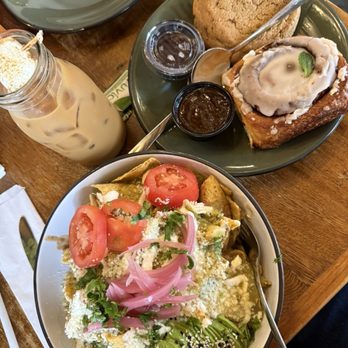 Ojo de Agua - Chilaquiles verdes con pollo Cinnamon roll Chocolate chip cookie - Mexican Near Me - Miami, Florida Ojo de Agua - Chilaquiles verdes con pollo Cinnamon roll Chocolate chip cookie - Mexican Near Me - Miami, Florida
