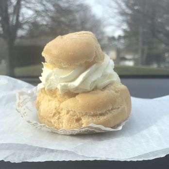 St. Moritz - Plain tasting but pretty - Bakeries Near Me - Greenwich, Connecticut