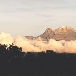 Panteón de San Antonio Tecómitl - vista del volcán iztaccihuatl desde el panteón de Tecómitl.