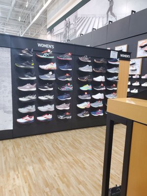 DICK'S Sporting Goods by null