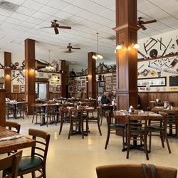 Marsh Landing Restaurant - Dining area