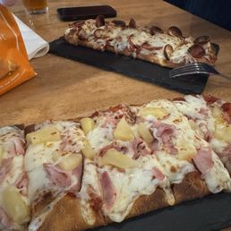 Hawaiian flatbread pizza, pepperoni flat bread pizza Hawaiian flatbread pizza, pepperoni flat bread pizza
