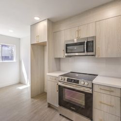 Unioncraft Stone & Cabinet - New Kitchen European style artisan oak with pure white quartz